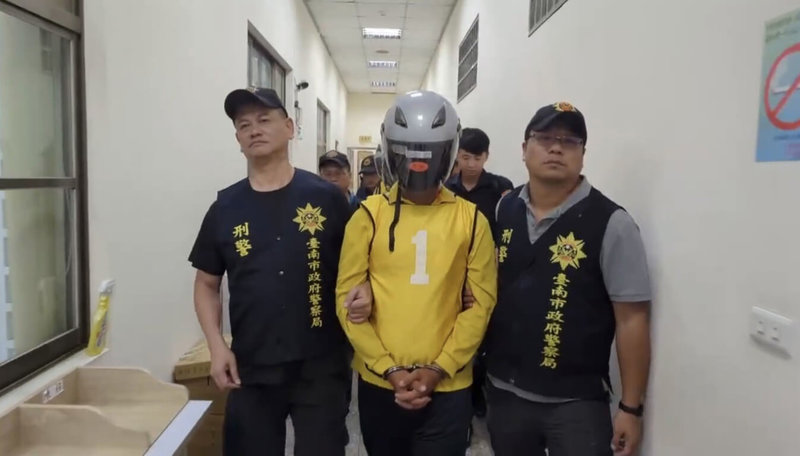 台南市凃姓男子和友人張姓男子酒後起衝突，雙方相約談判，凃男遭對方毆打、被逼簽下新台幣10萬元本票，警方9日逮捕涉案4人送辦。（台南市警察局提供）中央社記者張榮祥台南傳真  112年8月10日