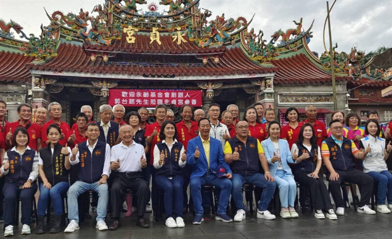 鴻海集團創辦人郭台銘（前左6）10日下午赴苗栗縣頭份市田寮永貞宮拜媽祖，苗栗縣議會副議長張淑芬（前左5）以永貞宮主委身分接待，包括前苗栗縣長徐耀昌（前左4）、苗栗縣議會議長李文斌（前右5）及多名議員到場陪同，徐耀昌受訪時直言會支持郭台銘選總統。中央社記者管瑞平攝 112年8月10日