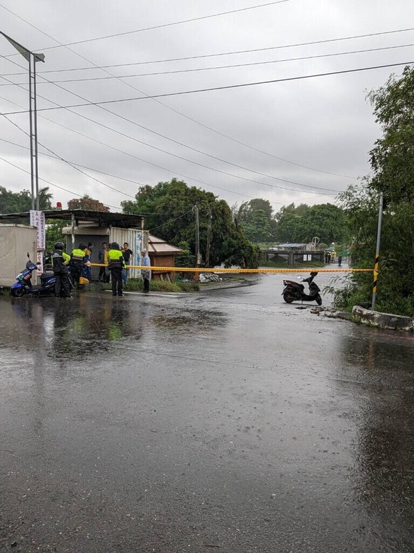 台南市10日清晨開始下起雷雨,仁德區局部淹水,台南機場旁道路封閉。(台南市政府提供)中央社記者張榮祥台南傳真 112年8月10日
