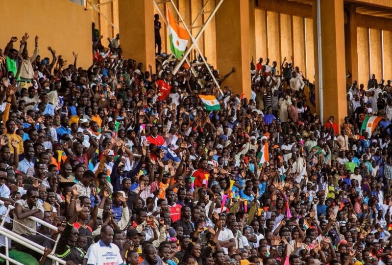 尼日支持政變的民眾6日聚集在首都尼阿美的體育館。（路透社）