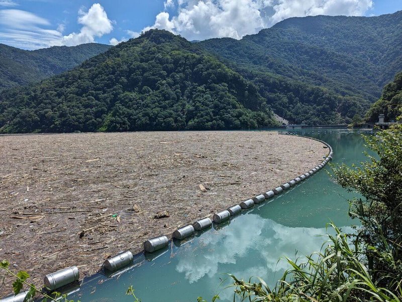 南投縣仁愛鄉暴雨釀山地邊坡坍方、溪水暴漲，連帶下游霧社水庫出現大量漂流木，霧社水庫管理單位台電公司11日表示，水庫有攔木索，漂流木不會影響水力發電。（民眾提供）中央社記者蕭博陽南投縣傳真  112年8月11日