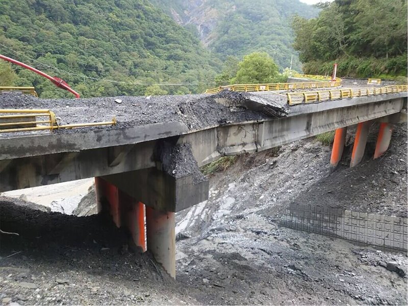 南投縣仁愛鄉遭暴雨重創,奧萬大國家森林遊樂區聯外道路中斷,遊樂區多處坑溝、邊坡發生土砂災害與土砂溢淹,多處設施毀損、掩埋。圖為奧萬大聯外道路7.6公里處石灰坑橋受損狀況。(林業及自然保育署提供)中央社記者蕭博陽南投縣傳真 112年8月11日