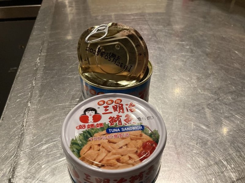 花蓮市壽司名店遭民眾爆料,店家疑使用過期鮪魚等食材。花蓮縣衛生局10日稽查發現,是因業者分裝食材後未更改容器標籤,稽查人員要求店家落實自主管理,確認產品原物料及分裝效期標示正確性。(花蓮縣衛生局提供)中央社記者張祈傳真 112年8月11日