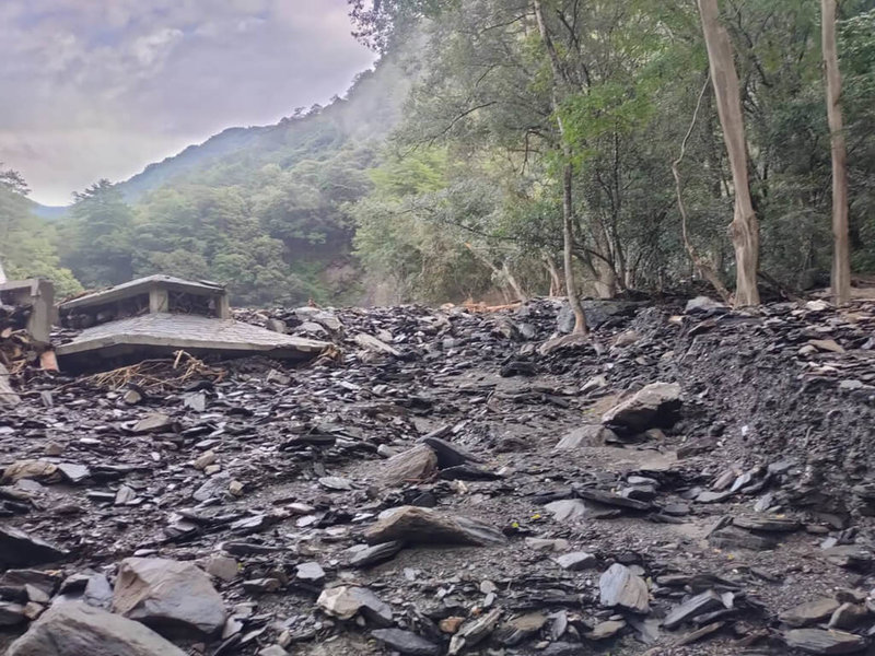 南投縣仁愛鄉遭暴雨重創,奧萬大國家森林遊樂區及聯外道路災情嚴重,道路坍方落石、多處設施毀損。圖為瑪谷溪旁公廁遭土砂掩埋。(林業及自然保育署提供)中央社記者蕭博陽南投縣傳真 112年8月11日