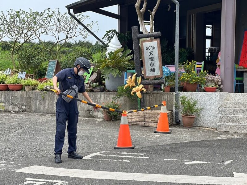 花蓮赤科山、六十石山金針花季12日將開跑，部分山區道路受2022年強震及日前降雨影響崩塌毀損，尚未修復完成，今年花季上、下山路線皆有調整，警方配合加強沿線通行指示看板。（玉里警分局提供）中央社記者張祈傳真  112年8月11日