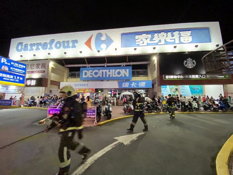 連鎖賣場「家樂福」嘉義市博愛店美食街一家餐廳11日晚間發生火警,現場立即疏散用餐民眾,火勢由員工第一時間撲滅,消防人員到場後協助排除濃煙,所幸無人受傷。(民眾提供)中央社記者黃國芳傳真 112年8月11日