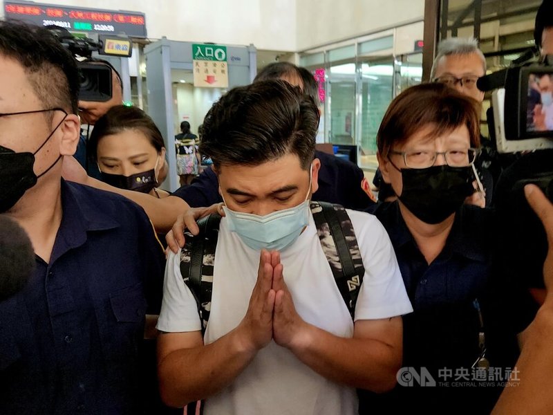 藝人馬國畢11日凌晨酒駕遇員警攔查,酒測值達0.32,被依公共危險罪移送,檢察官複訊後無保請回。馬國畢(前中)接受媒體採訪時向社會致歉,並表示自己浪費了這麼多的社會資源,以後絕對不再犯。中央社記者林長順攝 112年8月11日