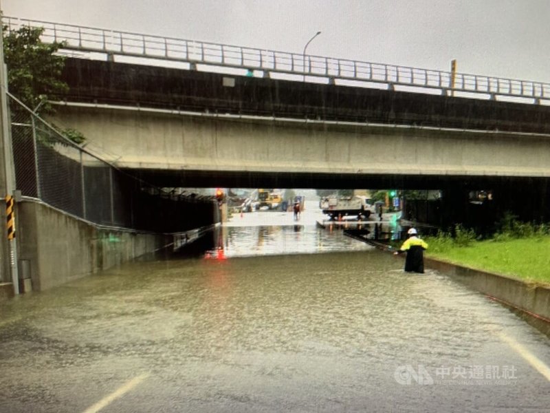 新北市11日午後下起大雨，新北市災害應變中心受理8件積淹水案件，其中板橋區板城路、第十河川局外橋梁下方凹陷處，一度淹水深達大腿處，車輛無法通行。（翻攝照片）中央社記者高華謙傳真 112年8月11日