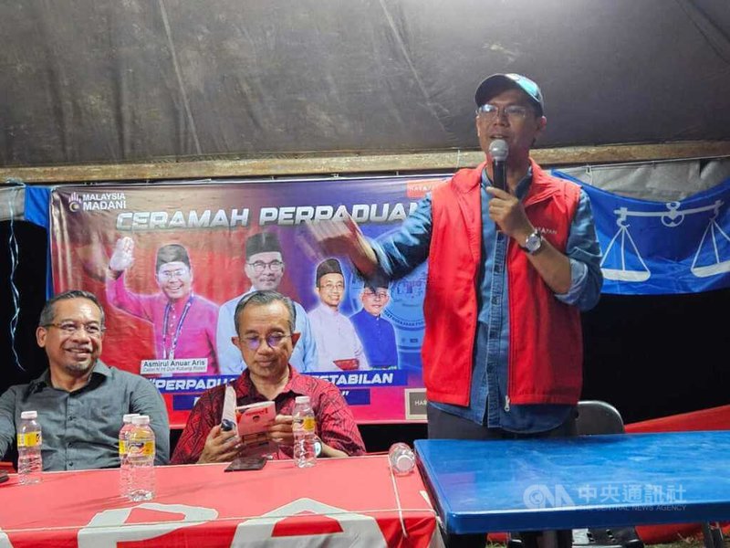 馬來西亞6州選舉12日投票，候選人把握選前最一天爭取選票，競選連任的古邦羅丹選區州議員阿斯米魯（右）這次競選遭遇苦戰。中央社記者黃自強亞羅士打攝  112年8月11日