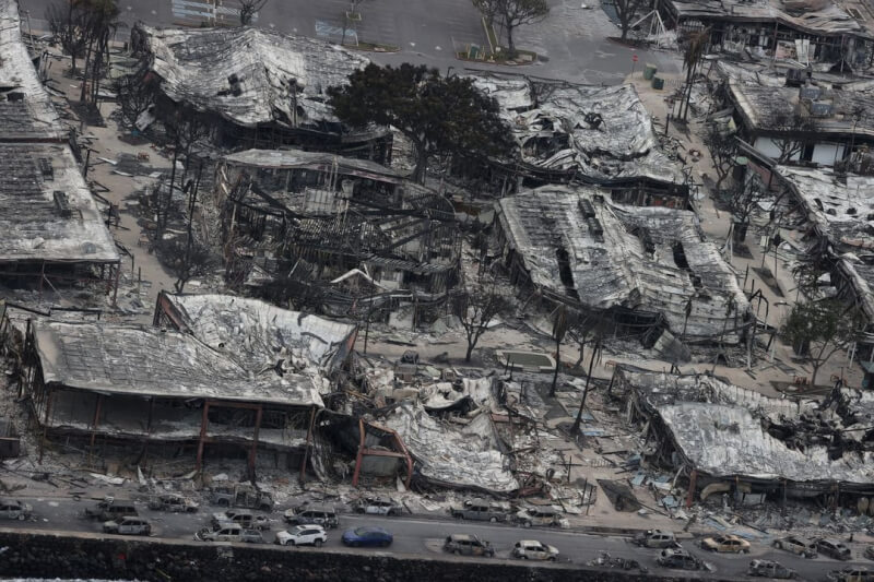 美國總統拜登今天宣布夏威夷州的野火是「重大災難」，為重災區毛伊島釋出聯邦資金。圖為拉海納鎮空拍照片。（路透社）
