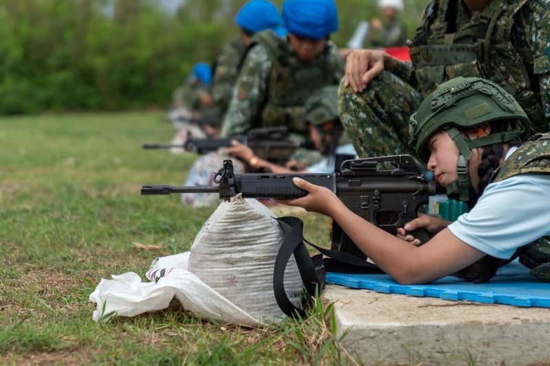 澎湖戰鬥營11日實施T91步槍實彈射擊,學員在指揮官的引導及教官細心教導下,透過射擊8大要領「托、抵、握、貼、瞄、停、扣、報」進行實彈射擊。(陸軍澎湖防衛指揮部提供)中央社 112年8月11日