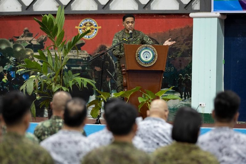 菲律賓參謀總長布勞納10日在菲律賓武裝部隊西部軍區總部表示，軍方計劃訓練漁民並建立海上民兵，以因應北京在南海部署海上民兵侵擾菲國船隻的現狀。（菲律賓外國記者協會提供）中央社記者陳妍君馬尼拉傳真 112年8月11日