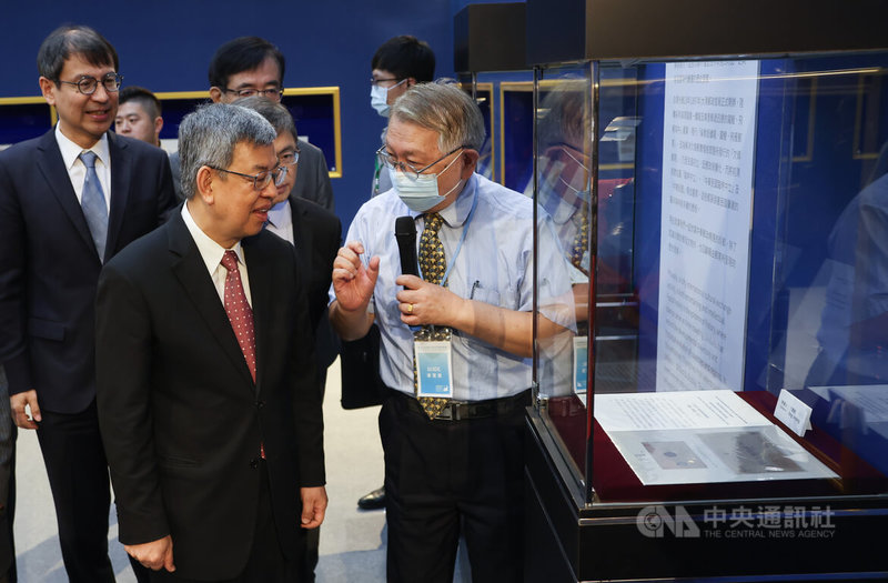 行政院長陳建仁(前左)11日到台北世貿一館出席台北2023第39屆亞洲國際郵展開幕典禮,並參觀現場展示郵票,聽取導覽解說。中央社記者張新偉攝 112年8月11日