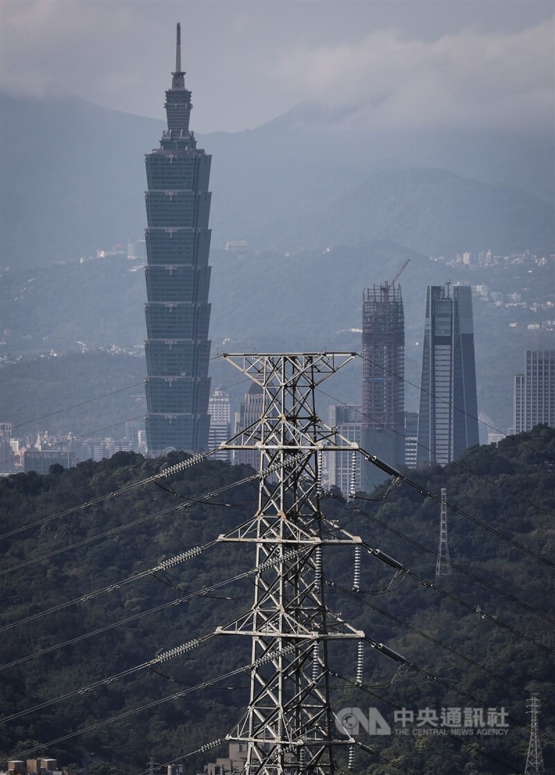 圖為台北市文山區高處遠眺市區高壓電塔。（中央社檔案照片）