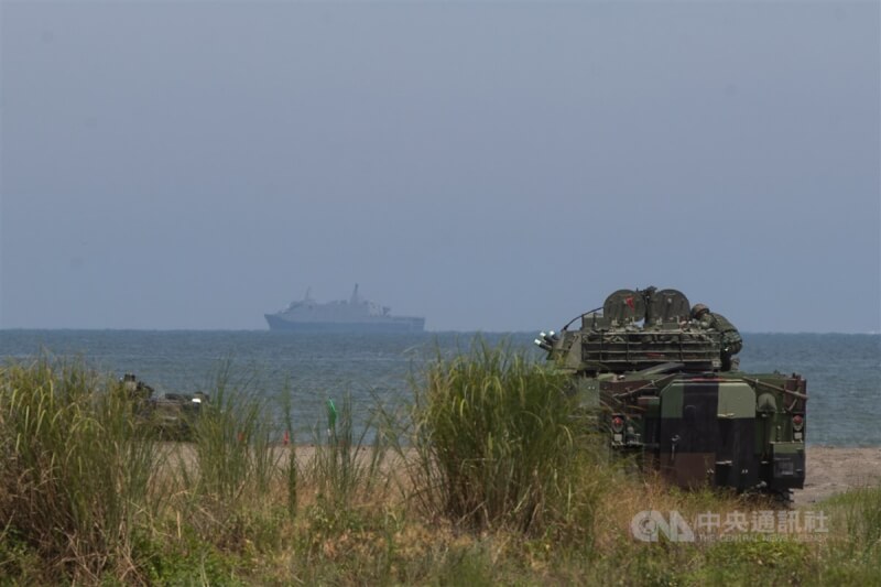 圖為玉山軍艦（遠方）與國軍裝甲車7月投入國軍反登陸預演。（中央社檔案照片）
