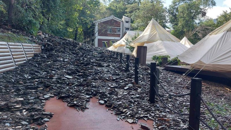 南投縣仁愛鄉遭暴雨重創，奧萬大地區崩塌災情嚴重、聯外道路中斷。圖為奧萬大國家森林遊樂區南側邊坡滑落。（林業及自然保育署提供）中央社記者蕭博陽南投縣傳真  112年8月11日