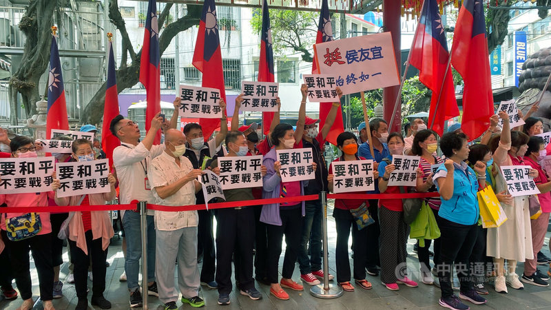 國民黨總統參選人侯友宜11日南下台中市豐原慈濟宮參拜，現場許多支持者高舉標語「要和平，不要戰爭」力挺。中央社記者趙麗妍攝  112年8月11日