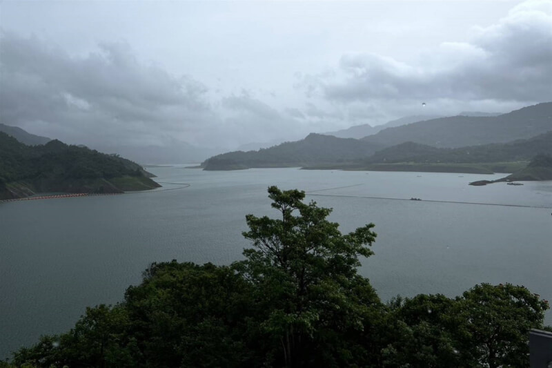 西南風影響，台南持續降雨，主要水庫集水區雨勢雖小，但仍緩步進水，曾文水庫蓄水率已達6成，有效蓄水量逾3億公噸。（南區水資源局提供）