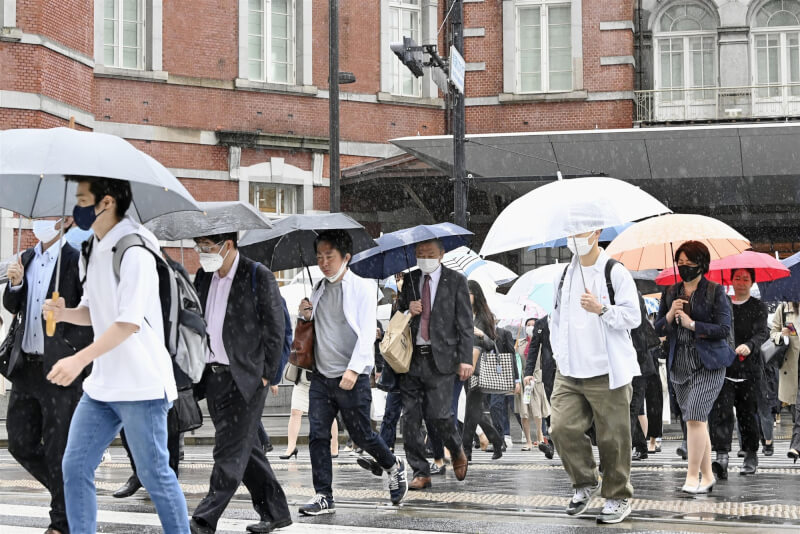 圖為日本JR東京站前民眾多數配戴口罩。（共同社）