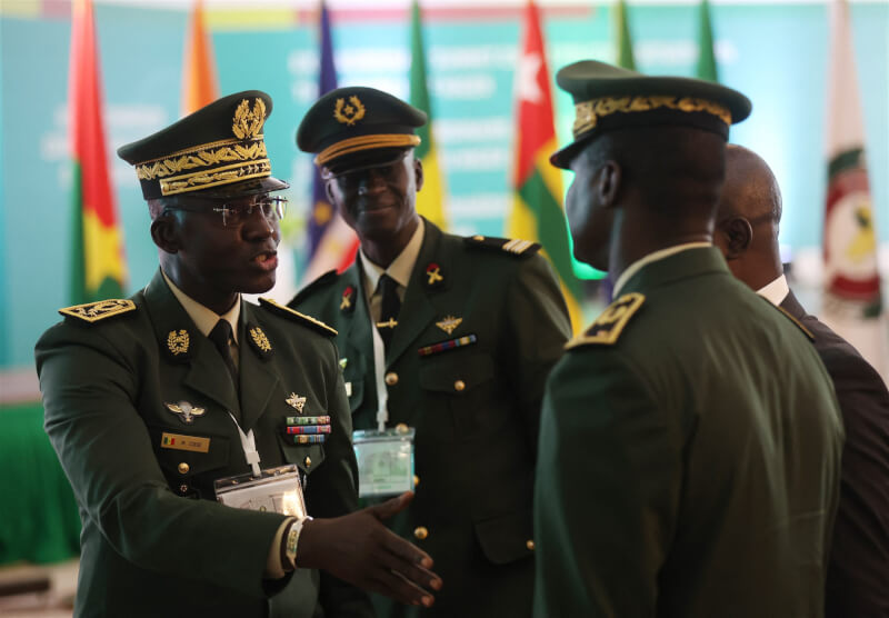 西非經濟共同體領導人們10日宣布，將部署一支「待命部隊」，來應對兩週前奪下尼日控制權的軍事領袖。圖為塞內加爾武裝部隊軍官參與西非經濟共同體開會。（法新社）