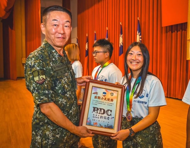 陸軍澎湖防衛指揮部指揮官劉協慶(左)11日頒發暑期戰鬥營的「結訓證書」及戰鬥營績優獎項給學員,感謝學員們在戰鬥營中熱情參與。(陸軍澎湖防衛指揮部提供)中央社 112年8月11日