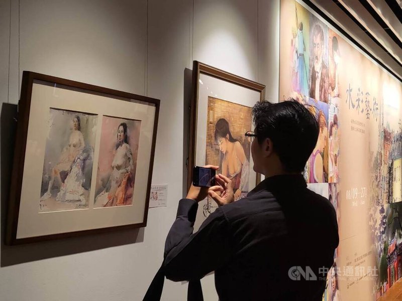 「水彩藝術－台灣水彩畫協會會員暨師大美術系師生聯展」12日開幕，此次展覽可看見參展畫家如何透過水彩繪圖展現人體美。中央社記者王寶兒攝  112年8月12日