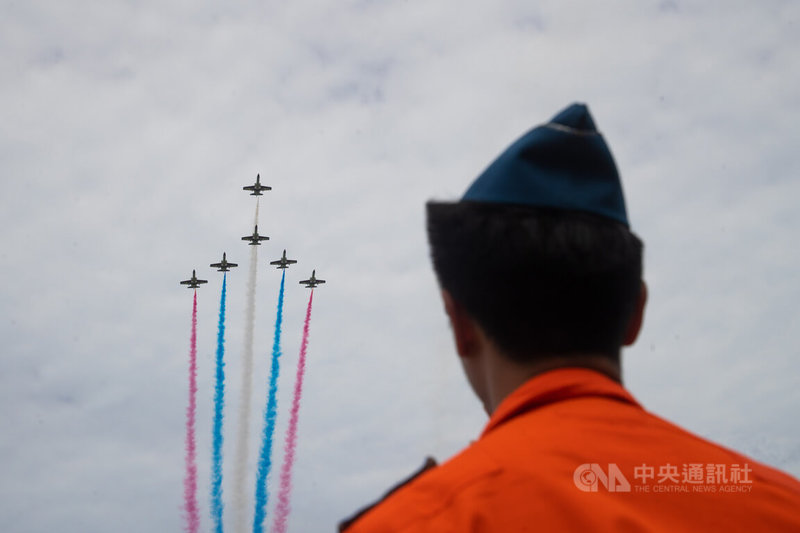 台中清泉崗空軍基地12日營區開放，雷虎特技小組大秀性能，民眾直呼過癮。中央社記者游凱翔攝 112年8月12日