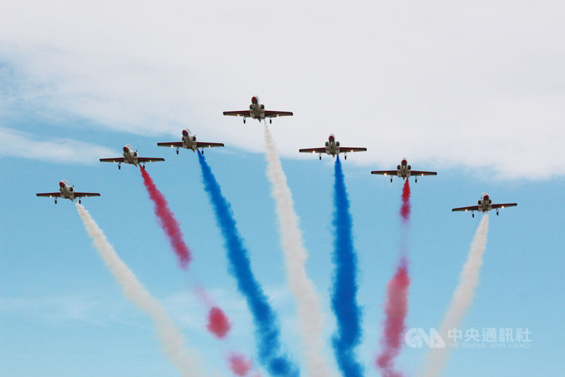 停辦3年的空軍營區開放活動12日在空軍台中清泉崗基地舉行，吸引民眾到場共襄盛舉，雷虎特技小組帥氣衝場，同時施放藍、白、紅3色彩煙。中央社記者蘇木春攝  112年8月12日