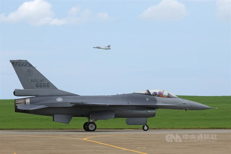 F-16V（Block20）戰機（前）在跑道滑行準備起飛。後方為幻象2000-5戰機。中央社記者裴禛攝 112年8月12日