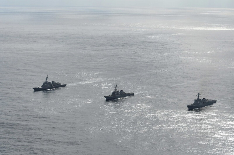 圖為美日韓的軍艦2月22日在日本海實施聯合演訓。（圖取自twitter.com/JMSDF_PAO）