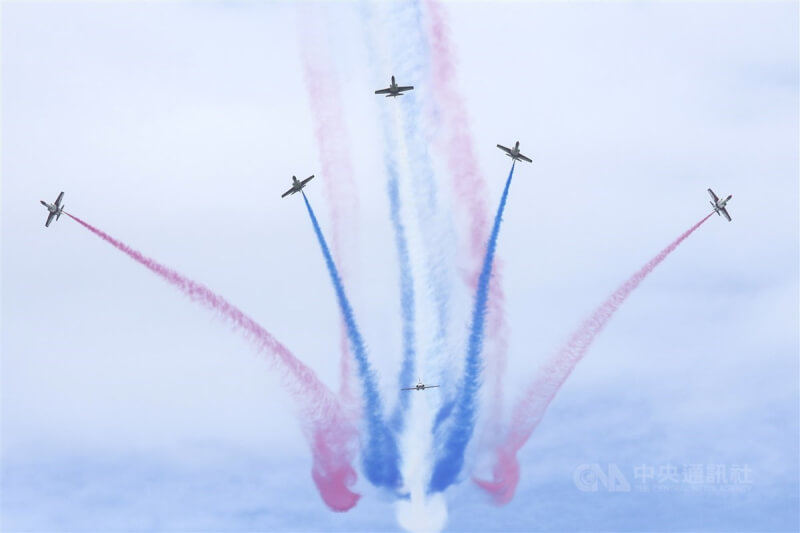 空軍台中清泉崗基地12日展開航空嘉年華，雷虎小組特技操演施放彩煙，吸引民眾目光。中央社記者裴禛攝 112年8月12日