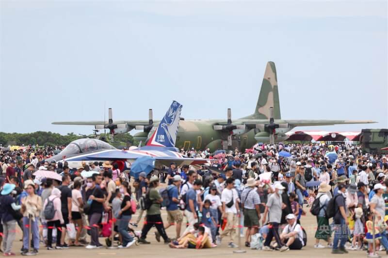 空軍台中清泉崗基地12日展開航空嘉年華，吸引許多民眾到場共襄盛舉，現場展示的戰機裝備前擠滿參觀民眾。中央社記者裴禛攝 112年8月12日