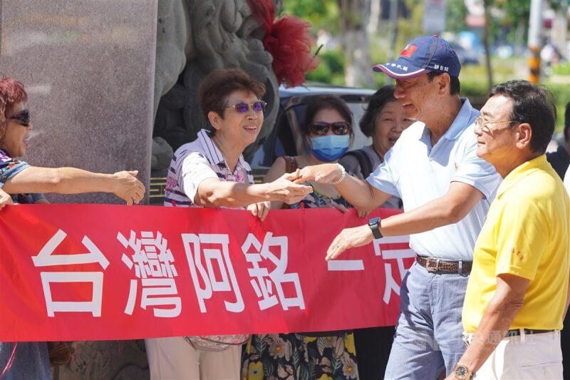 鴻海集團創辦人郭台銘（右2）12日上午到台北市北投區石牌福星宮參拜 ，民眾拉布條熱情歡迎。中央社記者徐肇昌攝 112年8月12日