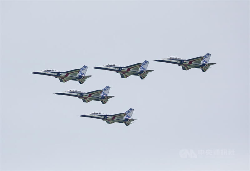 停辦3年的空軍營區開放活動12日在空軍台中清泉崗基地熱鬧展開，現場進行各型戰機戰技與性能展示，最後由5架勇鷹高教機衝場，完成操演科目。中央社記者裴禛攝 112年8月12日