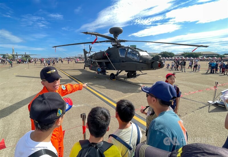 現場展示各種戰機裝備，由軍官向民眾進行相關說明。中央社記者裴禛攝 112年8月12日