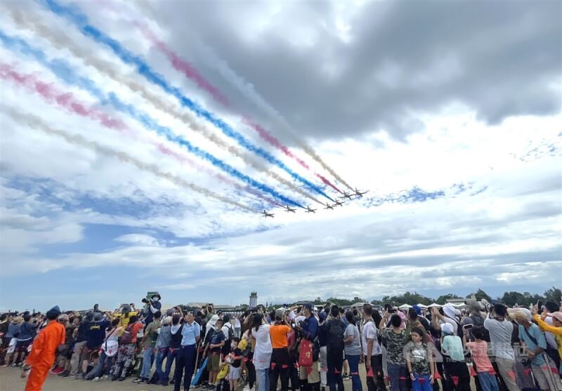 空軍台中清泉崗基地12日展開航空嘉年華，雷虎特技小組操演施放藍、白、紅3色彩煙，場面壯觀，吸引大批民眾到場參觀搶拍。中央社記者裴禛攝　112年8月12日