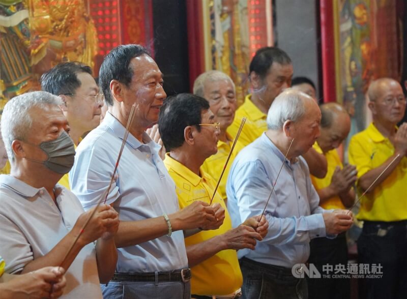 鴻海集團創辦人郭台銘(前左2)12日上午到台北市北投區石牌福星宮參香祈福。中央社記者徐肇昌攝 112年8月12日
