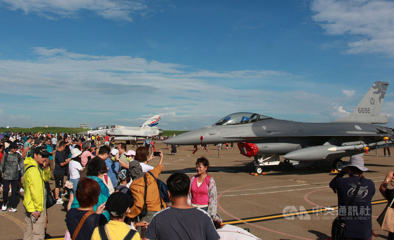 空軍台中清泉崗基地12日展開航空嘉年華活動，吸引大批民眾前往參觀，除有各型戰機動態操演外，地面也安排靜態裝備陳展，許多人紛紛搶拍合影。中央社記者蘇木春攝  112年8月12日