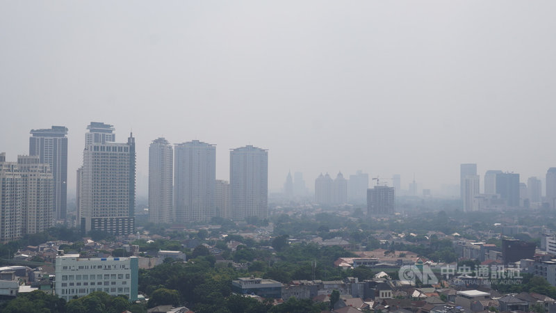 雅加達空氣污染嚴重，連續多天高居全球空汙排行榜榜首，有許多建築被霧霾籠罩，天空一片灰濛濛。中央社記者李宗憲雅加達攝  112年8月12日
