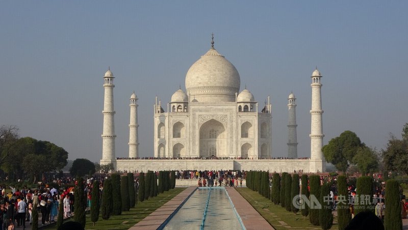 印度國際觀光客於2022年強勁反彈，達到619萬人次，較前一年激增305.4%，其中泰姬瑪哈陵（Taj Mahal）是最受國際觀光客青睞的印度景點。中央社記者林行健新德里攝  112年8月12日