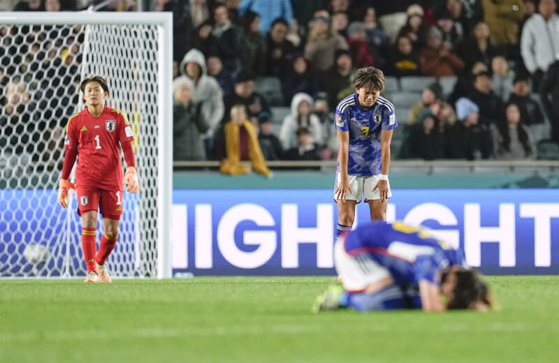 日本隊11日在女足世界盃8強賽輸給瑞典，球員賽後面露沮喪。（共同社）
