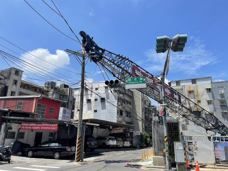 新北市消防局12日表示,永和區國光路、豫溪街口上午發生吊車吊臂砸到電桿事故,台電到場搶修,周邊道路封鎖管制。(民眾提供)中央社記者黃旭昇新北傳真 112年8月12日