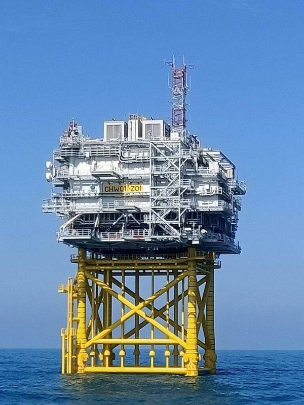 台灣西部海域是建設離岸風機的熱門場域,有多個風場商轉或建造中,但離岸風機的作業型態與陸上大不相同,每個步驟都充滿風險,因此危險性也更勝於一般營造工地。圖為離岸風場變電站。(勞動部職業安全衛生署提供)中央社記者吳欣紜傳真 112年8月12日