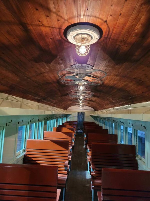百年木造車廂TPK2053號內部為木作頂棚、走道及木製座椅，加上復古燈與吊扇，別具特色，即日起在屏東潮州鐵道園區展出。（台鐵提供）中央社  112年8月12日