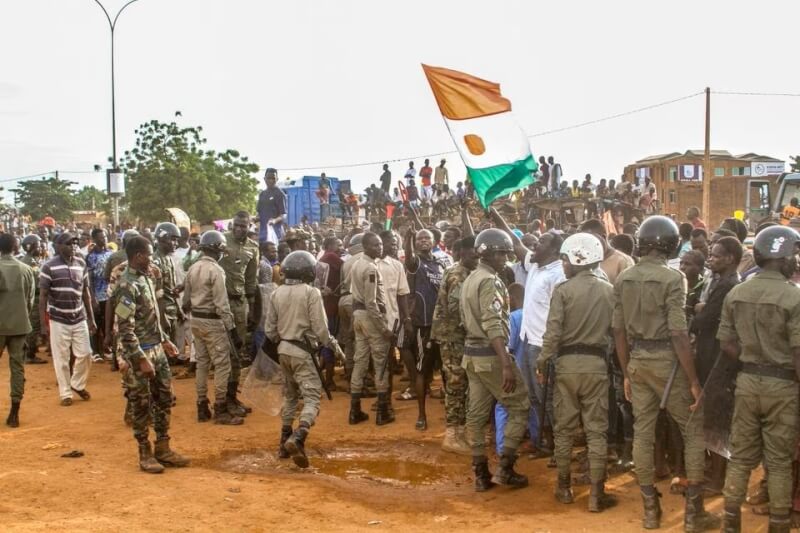 尼日政變支持者11日在首都尼阿美聚集，抗議西非國家將在尼日部署軍事部隊的計畫。（路透社）