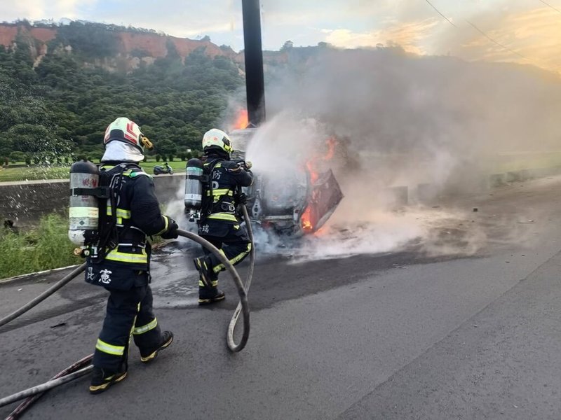 台中市外埔區13日發生火燒車事件，1輛自小客車下午不明原因自撞電線桿後起火燃燒，消防到場撲滅火勢，發現駕駛與1乘客已成焦屍，死者身分仍待釐清。（讀者提供）中央社記者郝雪卿傳真 112年8月13日