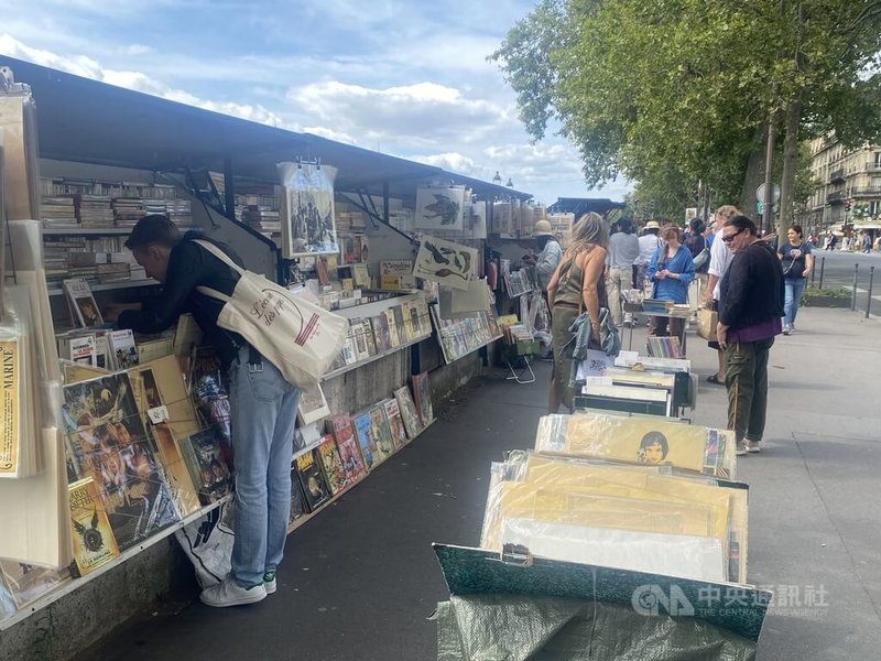 圖為去年8月巴黎塞納河畔書攤。（中央社檔案照片）