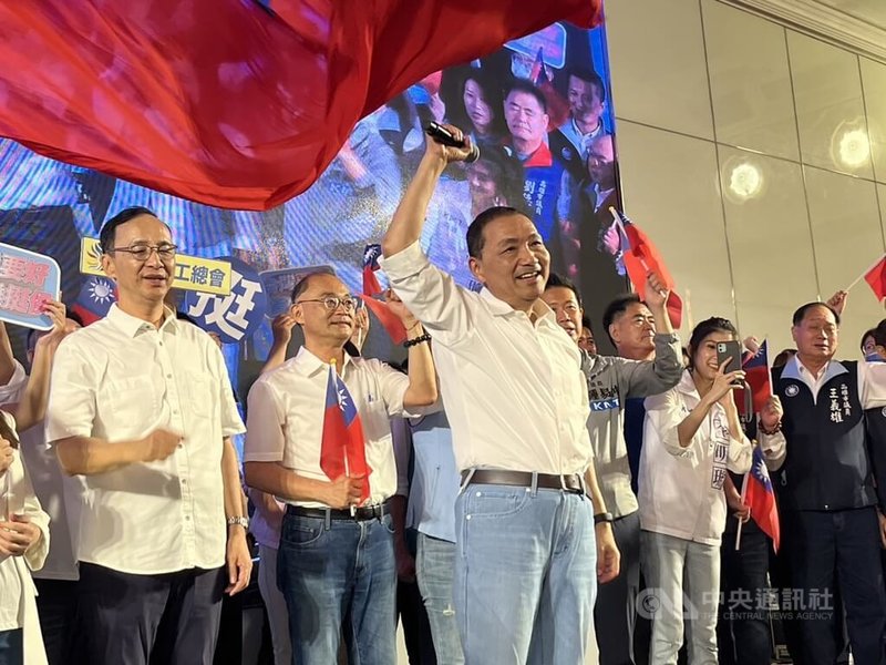 國民黨13日在高雄舉辦「台灣要好、高雄挺侯」團結大會，現場國旗飄揚；黨籍總統參選人侯友宜（前）振臂高喊口號，國民黨主席朱立倫（後左）也同台力挺。中央社記者林巧璉攝  112年8月13日