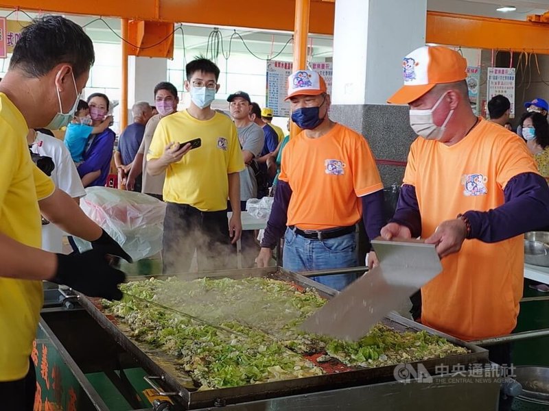 嘉義區漁會13日在東石魚市場舉辦「蚵的文化季」推銷牡蠣,還現煎「超級蚵仔煎」讓遊客免費試吃。中央社記者蔡智明攝 112年8月13日