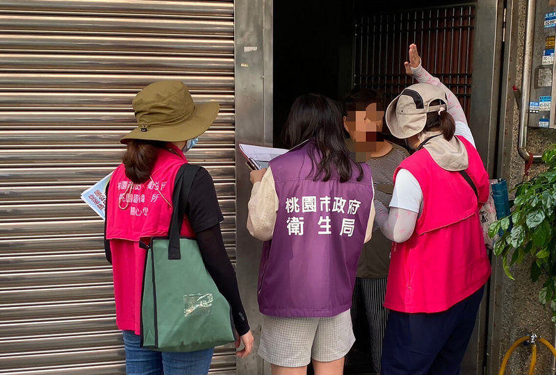 桃園市衛生局12日晚間接獲台南市衛生局轉介1例本土登革熱高風險病例，立即展開疫調，13日並與相關單位動員進行個案居住地半徑50公尺內、約200戶孳生源清除噴藥，並擴大100公尺社區環境孳清、消毒、衛教等。（桃園市衛生局提供）中央社記者吳睿騏桃園傳真 112年8月13日